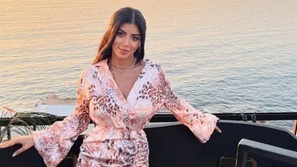 فستان مجسم.. كارولين عزمي تثير الجدل بهذه الإطلالة | شاهد