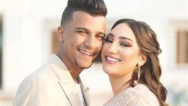 منهارة بسبب حبسه.. صور جمعت عصام صاصا وزوجته | شاهد