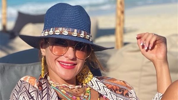 مفتوح الصدر.. فستان هيدي كرم بفستان يثير الجدل | شاهد 