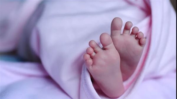 ‬رضيعة بجوار جثة أمها.. مصير طفلة قُتلت والدتها على يد زوجها العرفي بقنا