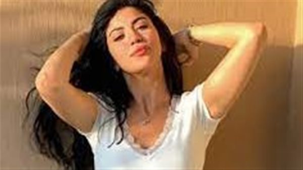 كاش مايوه.. كارولين عزمي تثير الجدل | شاهد