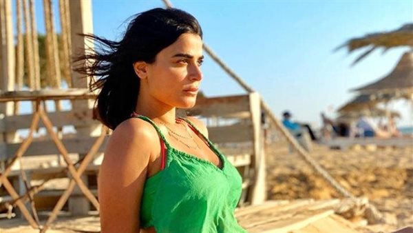 فستان لافت.. إطلالة مثيرة للفنانة رانيا منصور أمام الأهرامات | شاهد