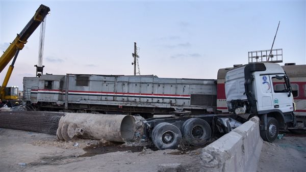 التفاصيل الكاملة لحادث تصادم قطار بعدد من السيارات بمزلقان مطار برج العرب | صور
