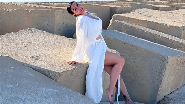 عروسة قمر.. ميرهان حسين تثير الجدل بفستان زفاف مع فنان شهير | شاهد