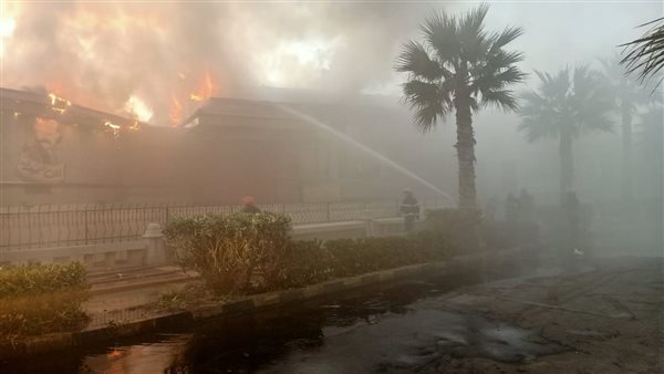 بحضور مدير أمن الإسكندرية.. السيطرة علي حريق 3 مطاعم بكورنيش الإسكندرية 