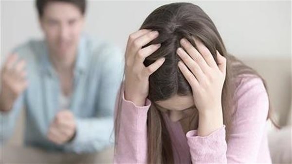 بيخوني مع معدة البرنامج..مذيعة شهيرة تخلع زوجها في محكمة الأسرة 