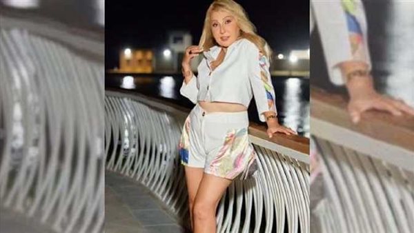 بالشورت.. نادية الجندي تشعل السوشيال ميديا بملابسها في الساحل | شاهد