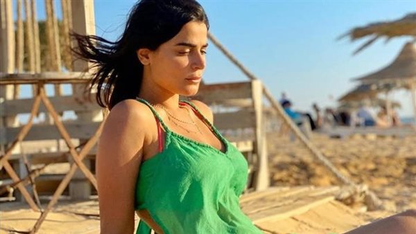 وردي وأسود.. رانيا منصور تثير الجدل بهذه الإطلالة | شاهد