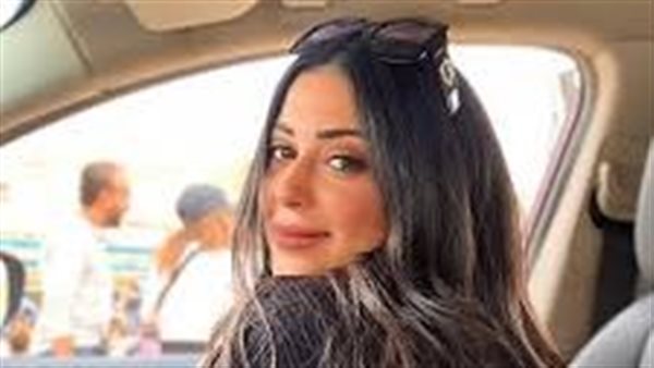 داخل البحر.. ميرنا نور الدين تثير الجدل بملابسها | شاهد