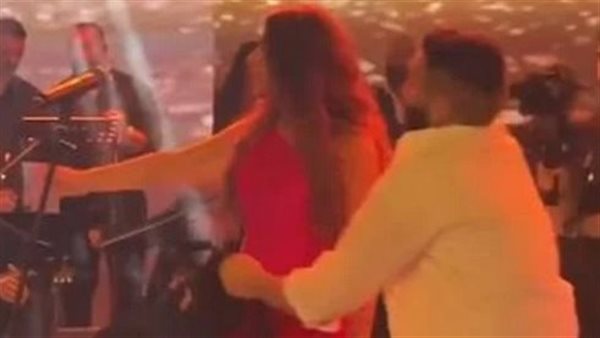 حضنها على المسرح.. رد فعل نجوى كرم على اقتحام معجب لحفلها في سوريا | شاهد