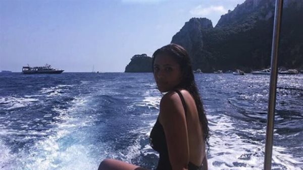  على البحر.. ابنة عمرو دياب تثير الجدل بهذه الإطلالة | شاهد