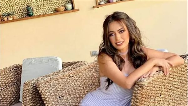 فوق الركبة.. داليا مصطفى تثير الجدل بـ جيب لافتة | شاهد