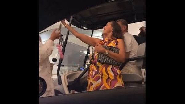 يا عسل.. رد فعل عمرو دياب مع فتاة توسلت لالتقاط صورة معه | شاهد