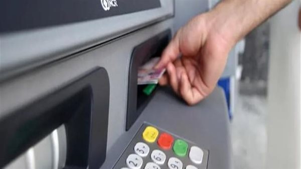 رسوم السحب والاستعلام عن الرصيد من ماكينات ATM في 8 بنوك