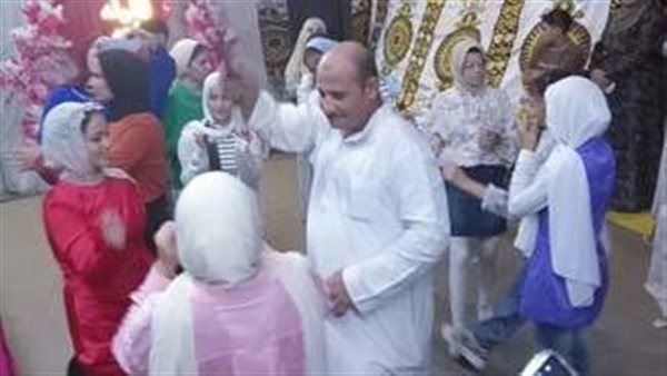 جدعنة المصريين.. دعوة على فيسبوك تتحول إلى ملحمة في فرح عروسين يتيمين بالمنوفية| شاهد