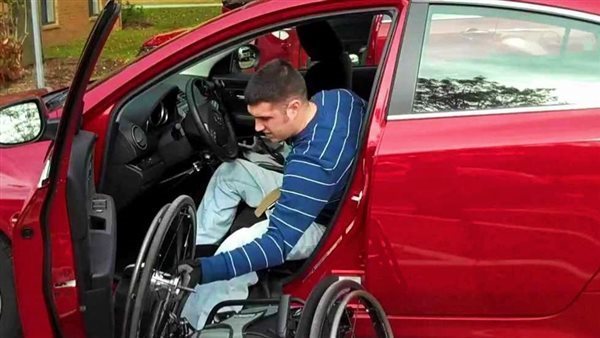 بعد استغلال 80%.. تفاصيل تهديد مافيا سيارات المعاقين بالمصادرة والسجن