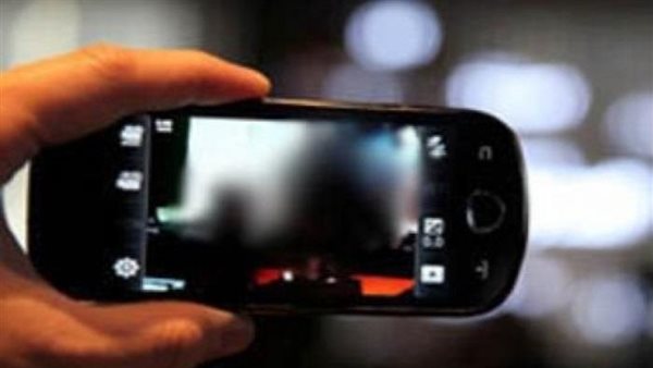 فضيحة على الهواء.. تفاصيل ضبط مسجلة آداب تبحث عن الربح بمقاطع خادشة للحياء