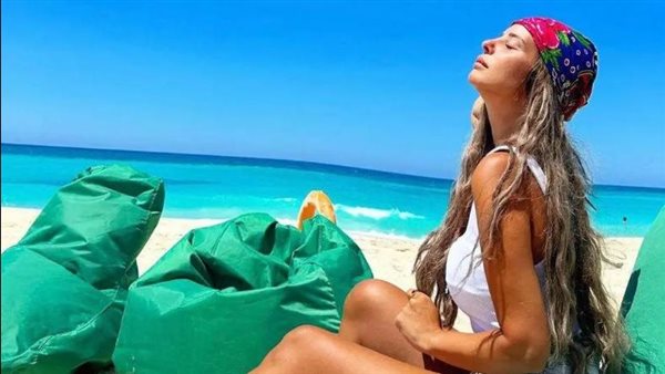 فستان لامع وتاتو... إطلالة جديدة للفنانة إيمان العاصي | شاهد