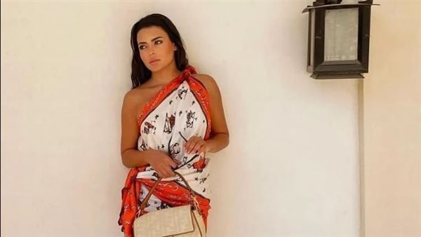 سلسلة على البطن.. أسماء جلال تثير الجدل بهذه الإطلالة | شاهد