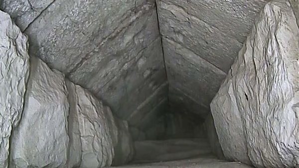 الغرف السرية في الهرم الأكبر.. هل توصلنا لمومياء الملك خوفو أم عرش من الحديد النيزكي؟