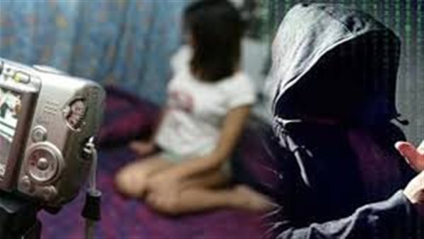 هددها بفيديوهات مخلة.. تفاصيل مثيرة في اجبار شاب لفتاة على سرقة 400 ألف جنيه