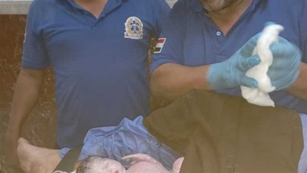 كانت في طريقها للمستشفى.. سيدة تضع تؤأمًا في سيارة إسعاف ببني سويف