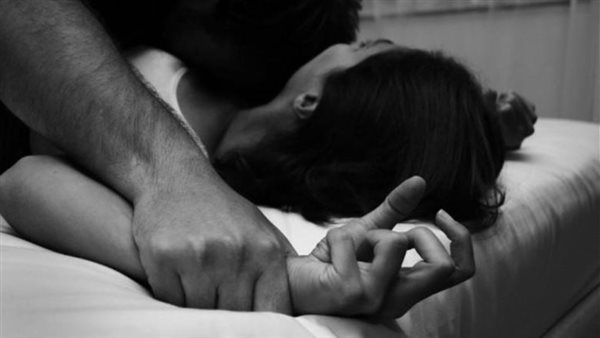 ابنته لم تسلم من شره.. تطورات صادمة في اتهام عجوز بتخدير زوجته ودعوة 80 رجلًا لاغتصابها