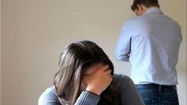 بيبعت صور إباحية للستات على الفيسبوك..بسمة تطلب خلع زوجها في محكمة الأسرة