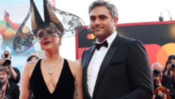 ليدي جاجا تُثير ضجة في «مهرجان فينيسيا السينمائي» بسبب إطلالتها الغريبة مع خطيبها
