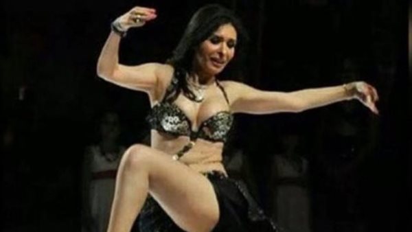 كبرت بس مش باين عليَّ.. دينا تكشف سر عدم ظهور علامات تقدمها في العمر | فيديو