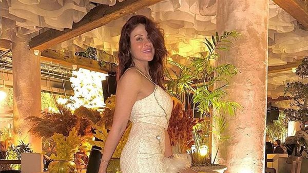 فستان جريء.. هيدي كرم تشعل السوشيال ميديا | شاهد