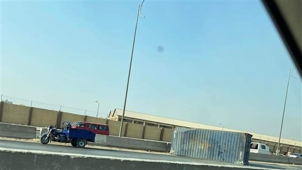 مصرع شخص وإصابة 4 في حادث تصادم بالطريق الأوسطي