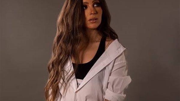 فستان جريء على السرير.. جميلة عوض تثير الجدل بتورتة السوشي | شاهد