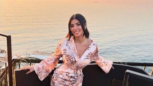 أصفر مجسم.. كارولين عزمي تثير الجدل بهذه الإطلالة | شاهد