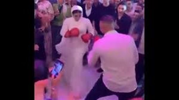 ملاكمة على طريقة عجين الفلاحة.. العريس والعروسة ضربوا بعض في قلب الفرح | فيديو 
