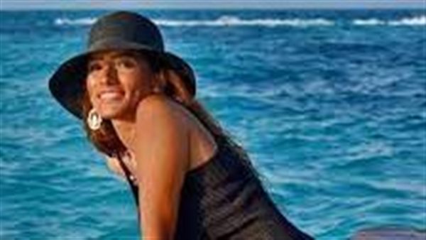 بـالكاش مايوه على الحصان.. زينة تثير الجدل بهذه الإطلالة | شاهد