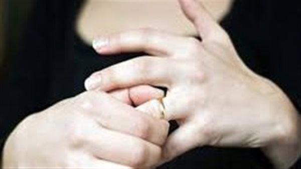 بيخوني مع ستات أجانب.. دينا تطلب خلع زوجها في محكمة الأسرة