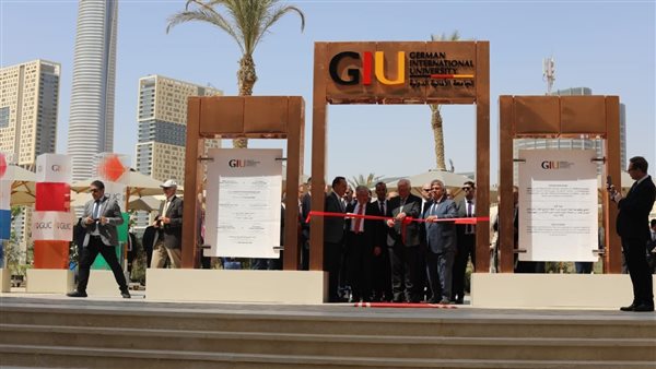 الرئيس الألماني يقص شريط بوابة الأمل بالجامعة الألمانية الدولية ويلتقط صورا تذكارية مع الطلاب 