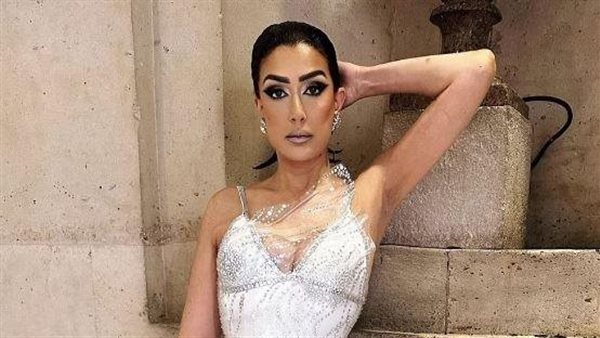 هل تقلد محمد رمضان؟..غادة عبد الرازق تثير الجدل من داخل الطائرة | شاهد