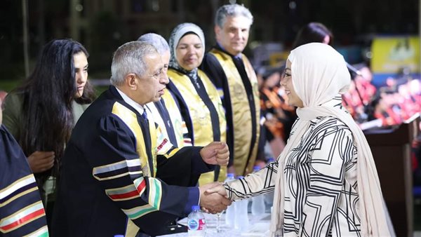 « أيقونة الإرادة ».. تكريم سارة سمير بنت مصر الموهوبة على منصة التخرج بالأكاديمية العربية