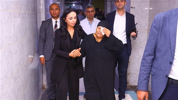 عايزة بناتي يتدفنوا سوا.. ماذا قالت والدة ضحايا حادث قطاري الزقازيق لمايا مرسى؟