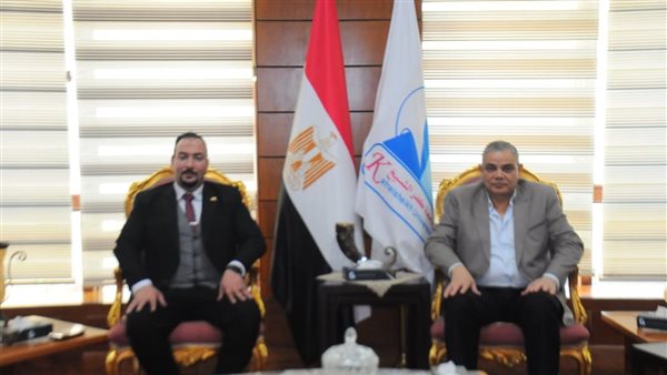 رئيس جامعة كفر الشيخ يستقبل رئيس مصنع كيم تك للأجهزة العلمية والمعملية لبحث سبل التعاون