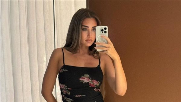 كأنها مارلين مونرو.. فستان هنا الزاهد يثير الجدل | شاهد