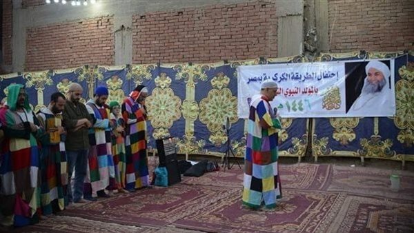 لبس غريب أثار الجدل.. سر الملابس المرقعة لـ الطريقة الكركرية | شاهد