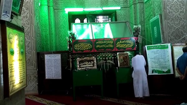 ما حكم التوسل بالأنبياء والأولياء والصالحين وطلب المدد منهم؟ | فيديو