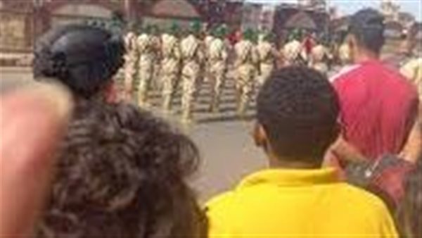 بعد 57 عامًا.. جنازة عسكرية لجندي مصري عثر على رفاته في سيناء | فيديو