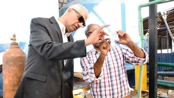 مرض أسوان الغامض.. ماذا فعل المحافظ في محطة مياه أبو الريش للرد على الجدل المثار؟ | شاهد