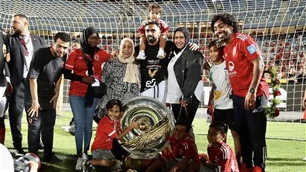 بصحبة مربية أبنائه.. كيف احتفل حسين الشحات بدرع الدوري وماذا قال الأهلاوية؟