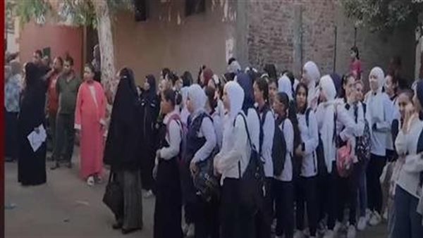 تحرك عاجل من التعليم بعد وقوف طلاب مدرسة طابور الصباح في الشارع