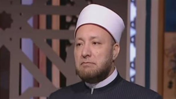 أمين الفتوى للزوجات: طبطبى على زوجك كفاية الزمن جاى عليه | فيديو